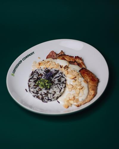Chicken breast with crispy bacon in rouqefort sauce 