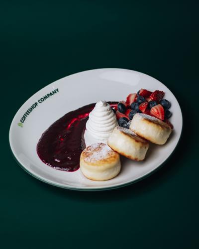 Syrniki with sour cream & berry