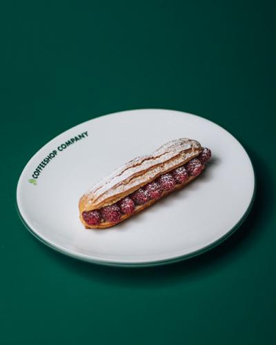 Eclair with raspberry